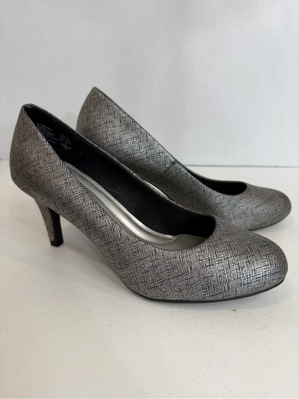 comfort plus by Predictions Metallic Silver Round-Toe Pumps size 7.5